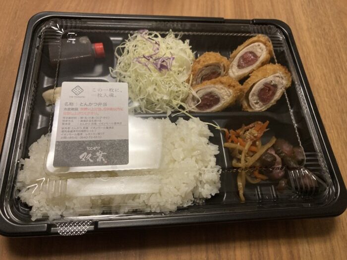 とんかつ双葉の「梅しそ巻き弁当」。梅としその美しい断面が見え、女性や年配の方が多い会議にも喜ばれる。